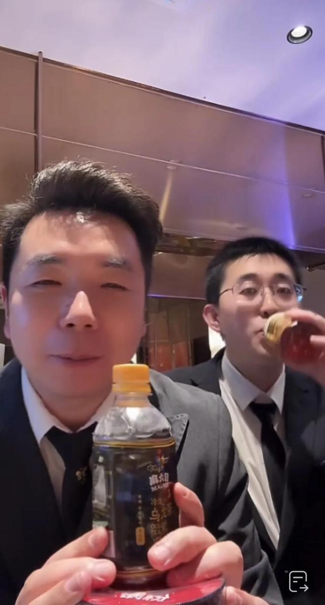 “烤皮巴拉”一家三口合影太搞笑m6米乐注册小井收到粉丝送的