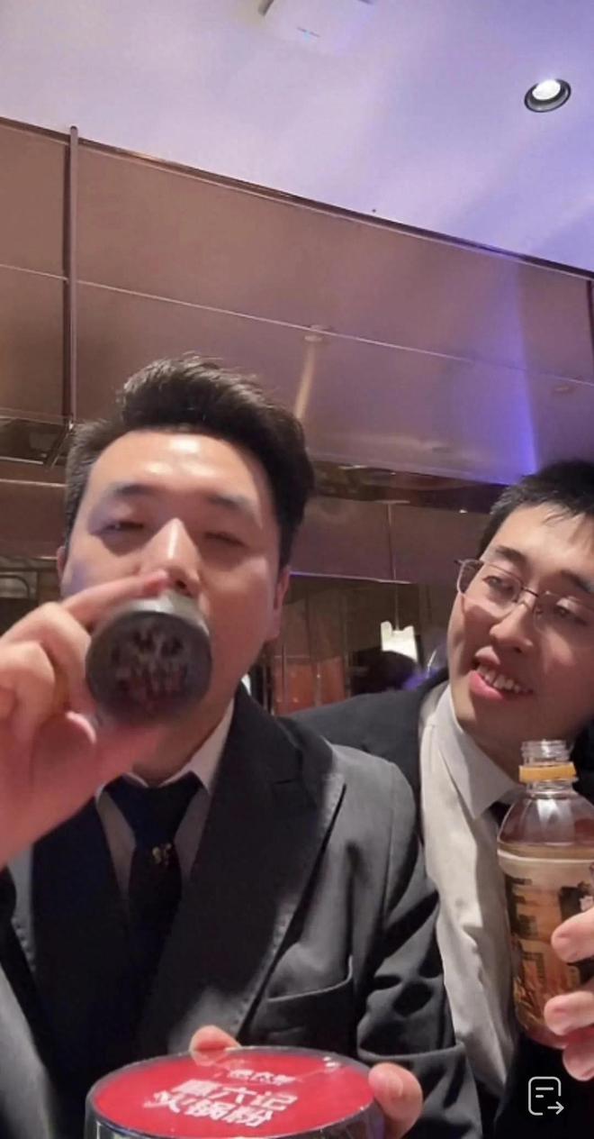 “烤皮巴拉”一家三口合影太搞笑m6米乐注册小井收到粉丝送的(图2)