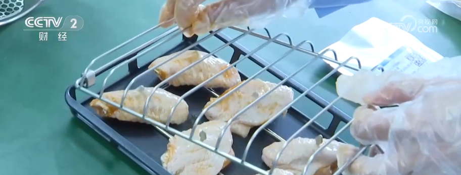 做蛋糕、烤肉排……太空大餐香喷喷世界首创“太空炉子”内藏“大乾坤”(图3) 做蛋糕、烤肉排……太空大餐香喷喷世界首创“太空炉子”内藏“大乾坤”(图3)