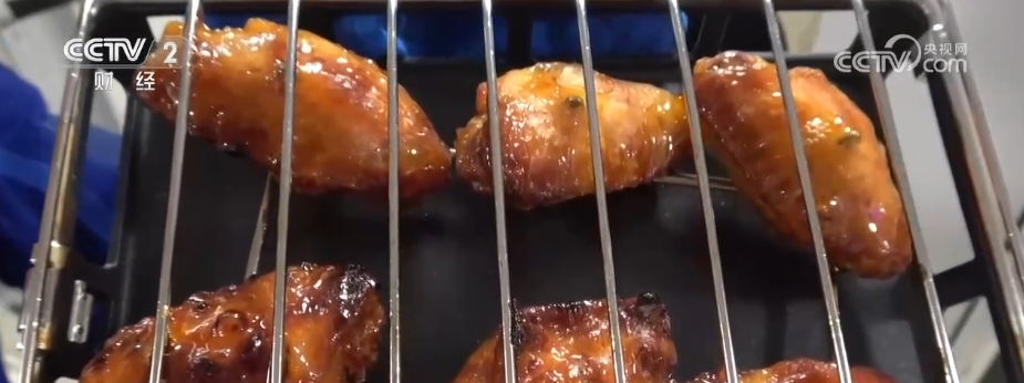 做蛋糕、烤肉排……太空大餐香喷喷世界首创“太空炉子”内藏“大乾坤”(图4) 做蛋糕、烤肉排……太空大餐香喷喷世界首创“太空炉子”内藏“大乾坤”(图4)