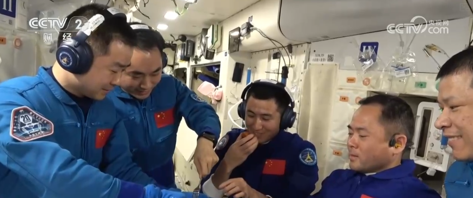 做蛋糕、烤肉排……太空大餐香喷喷世界首创“太空炉子”内藏“大乾坤”(图9) 做蛋糕、烤肉排……太空大餐香喷喷世界首创“太空炉子”内藏“大乾坤”(图9)