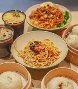 ……咖啡茶饮赛道争抢早餐赛道？蜜雪冰城卖早餐、瑞幸咖啡上烤箱(图2)